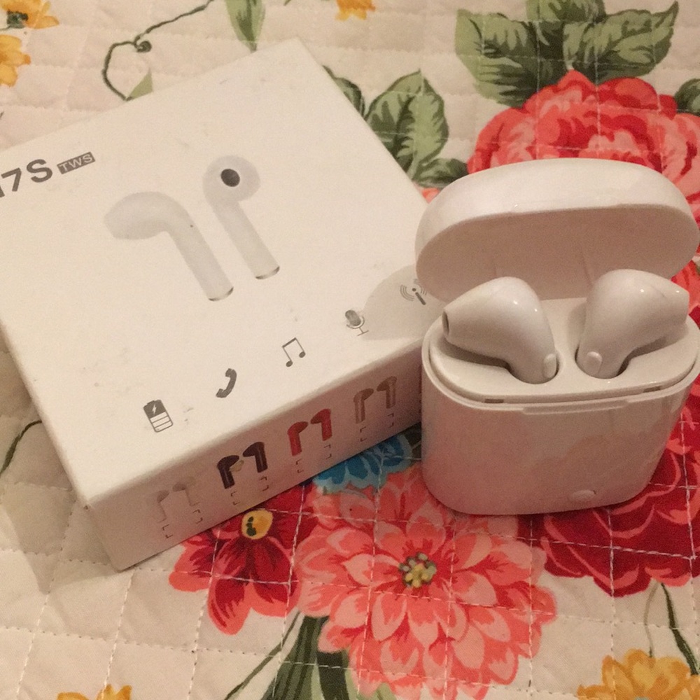 Wireless ear buds headset